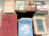 plusieurs livres sont empilés sur une table
