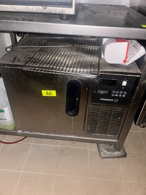 une machine posée sur le comptoir d'une cuisine
