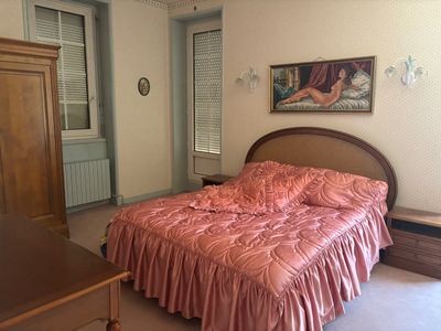 un lit recouvert d'un couvre-lit rose dans une chambre à coucher