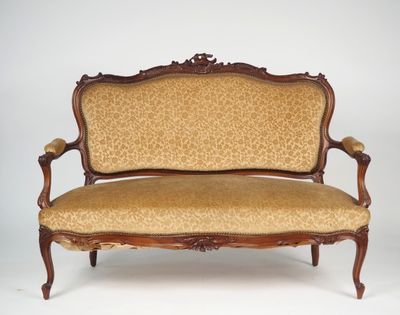 une photo d'un canapé recouvert de tissu doré, recouvert de tissu doré, recouvert de tissu doré, recouvert de tissu doré, recouvert de tissu doré, recouvert de tissu doré, recouvert de tissu doré, recouvert de tissu doré