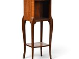 une image représentant une petite table en bois avec une étagère en dessous