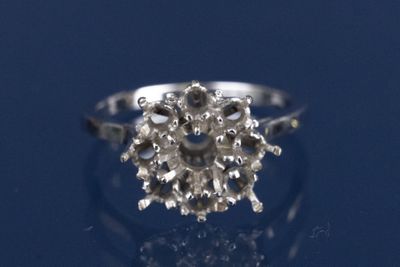 une image représentant une bague en diamant sur un fond bleu