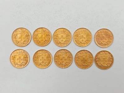 gros plan d'un paquet de pièces d'or sur une surface blanche