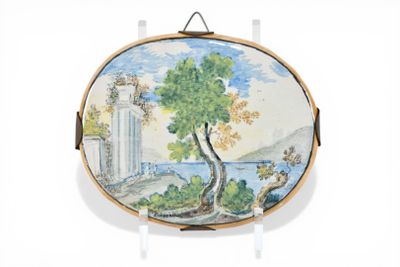 CASTELLI, XVIIIème siècle. Médaillon ovale en faïence polych…