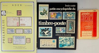 deux livres accrochés au mur, ornés de motifs différents