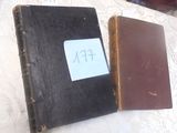 deux vieux livres posés sur une table, sur laquelle se trouve un mot