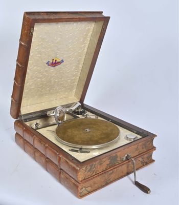 une boîte en bois contenant un tourne-disque