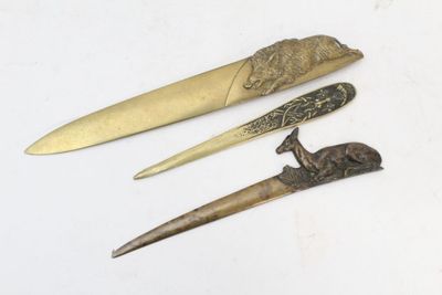 Réunion de 3 coupe papiers en bronze à motif de chasse dont …
