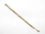 un bracelet en or au motif torsadé sur fond blanc