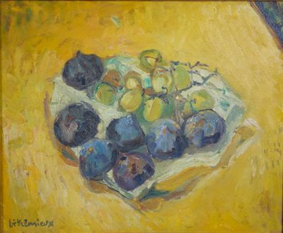 peinture représentant une assiette de raisins posée sur une nappe jaune