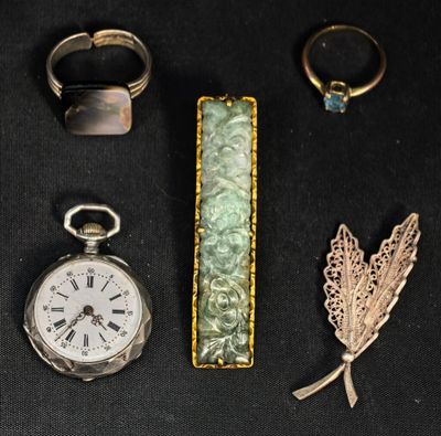 de nombreux types de bijoux posés sur une table noire