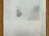 une photo d'un miroir à cadre doré accroché au mur d'une pièce