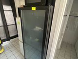 un petit réfrigérateur dans un coin de la pièce