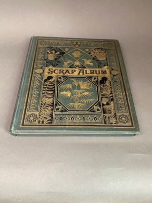 un vieux livre posé sur une table recouverte d'un tissu blanc