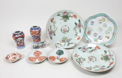 de nombreuses assiettes, tasses et vases de toutes sortes sur la table