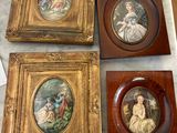 trois photos encadrées représentant des femmes et des enfants, posées sur une surface en marbre