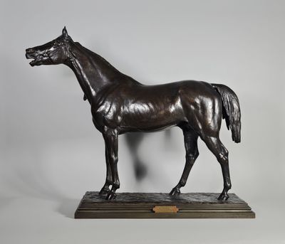 statue d'un cheval debout sur un socle en bois sur fond blanc