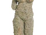 statue d'une femme debout sur un socle en bois, sur fond blanc