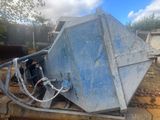 un gros objet métallique posé sur une palette en bois