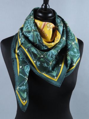 une écharpe verte et jaune sur un mannequin, un mannequin, un mannequin, un mannequin, un mannequin, un mannequin, un mannequin, un mannequin, un mannequin, un mannequin, un mannequin, un mannequin, un mannequin, un mannequin, un mannequin, un mannequin, un mannequin, un mannequin, un mannequin, un mannequin, un mannequin, un mannequin, un mannequin, un mannequin, un mannequin, un mannequin, un mannequin, un mannequin, un mannequin, un mannequin, un mannequin, un mannequin, un mannequin,