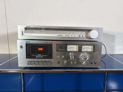 une radio posée sur une table bleue
