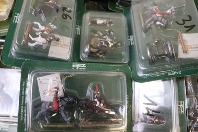 de nombreux types de figurines exposées dans des boîtes en plastique