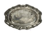 une assiette ancienne en argent au bord festonné sur fond blanc
