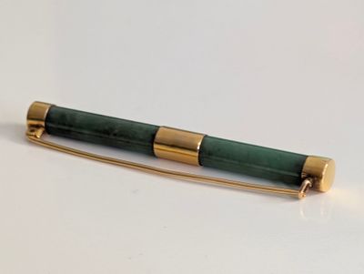 un stylo posé sur une table