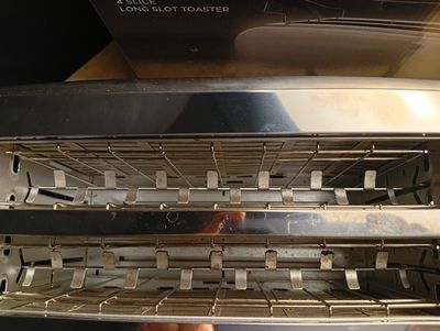une personne tenant un four grille-pain à la main
