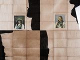 un homme debout devant un mur sur lequel sont accrochées des photos de personnes