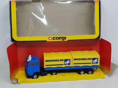 un camion jouet bleu et jaune dans une boîte