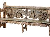 un banc en bois orné de sculptures sur fond blanc