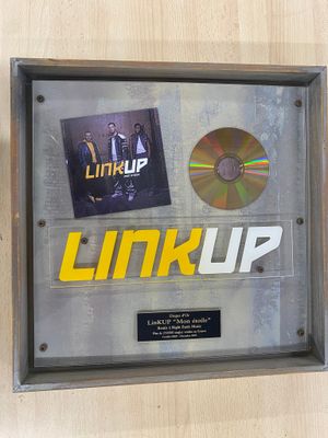 une photo encadrée représentant un CD et un CD accrochés au mur