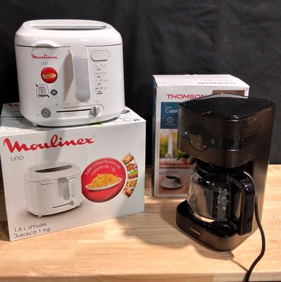 une cafetière et un mixeur posés sur une table