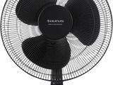un gros plan d'un ventilateur noir sur fond blanc