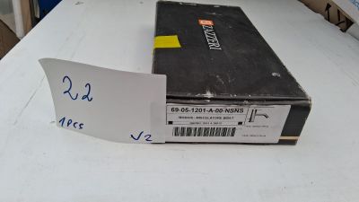 une boîte posée sur une table, sur laquelle est accrochée une étiquette de prix