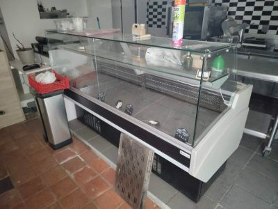 un comptoir avec une vitrine en verre au milieu