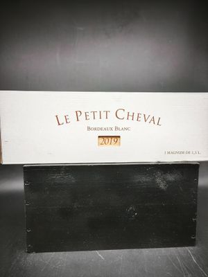une boîte de vin posée sur une table