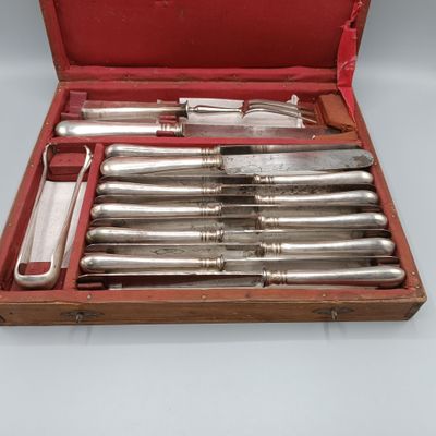 argenterie dans un coffret en bois doublé de rouge