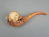 une image représentant une pipe ornée d'un crâne