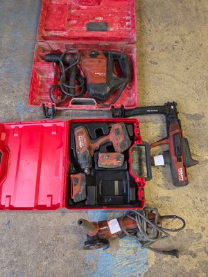 une boîte à outils rouge avec des outils sur le sol