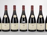 six bouteilles de vin rouge alignées