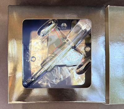 une boîte contenant un stylo, posée sur une table