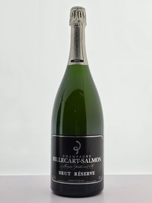 La bouteille de champagne est posée sur la table, prête à être servie.