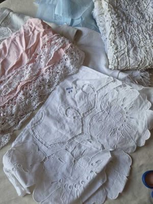 un tas de vêtements et une paire de ciseaux posés sur une table