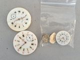 trois types différents de montres de poche dans un sac