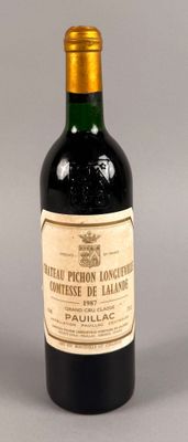 une bouteille de vin rouge avec une étiquette, posée sur une table