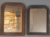 deux miroirs accrochés au mur l'un à côté de l'autre