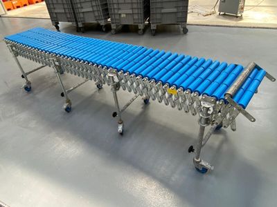 un tapis roulant bleu posé à même le sol