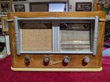 une radio à l'ancienne posée sur une table dans une pièce